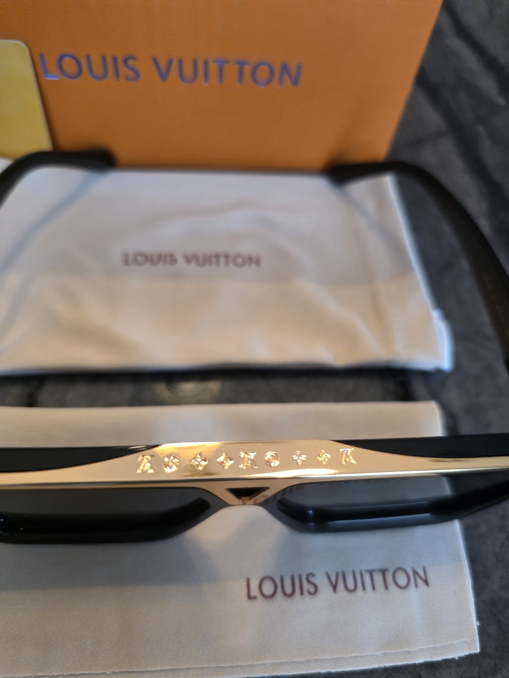 NWT UNISEX Louis Vuitton 1502 Evidence Black & Gold Shield Sunglasses - Picture 4 of 14